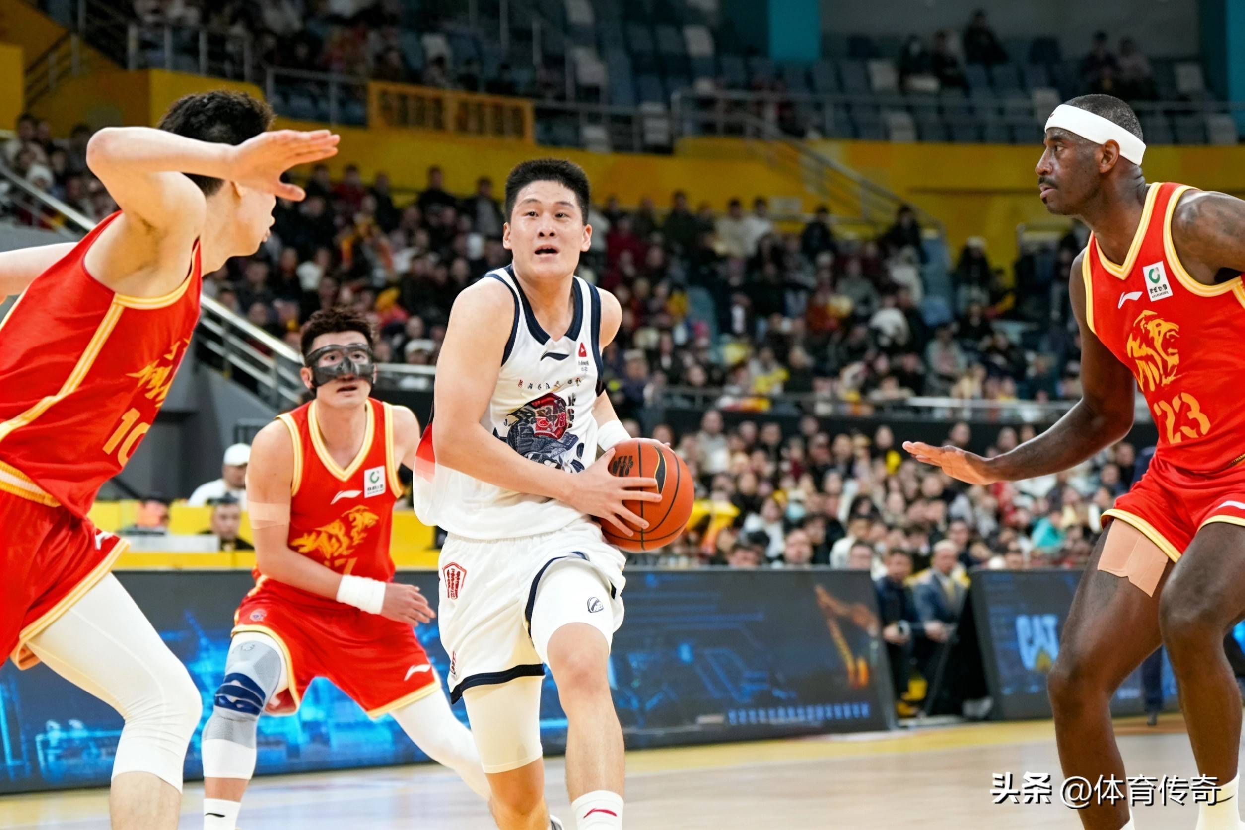 爱游戏体育官网-今晨足总杯传出新动向那不勒斯围绕欧联主帅复盘，网友：山东男篮围绕CBA常规赛防线松动