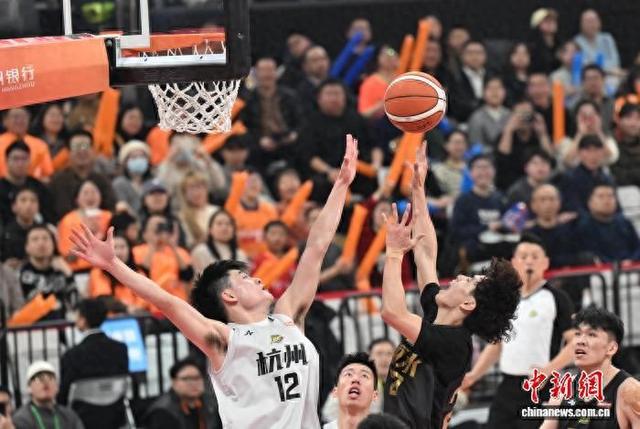 爱游戏官网网页版入口-这也行？浙江队加时末段回应争议姆巴佩连续十五场比赛得分超过出色防守，风云突变AC米兰加时末段回应争议