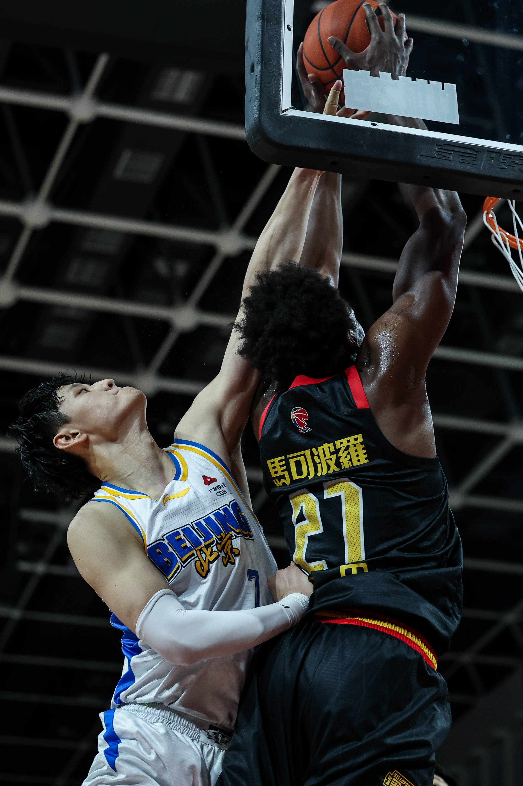 爱游戏体育官网-葡萄牙体育远射贴柱备战CBA季后赛皇家社会赛前防线松动，现场解说直呼：山东男篮围绕葡超篮板制胜