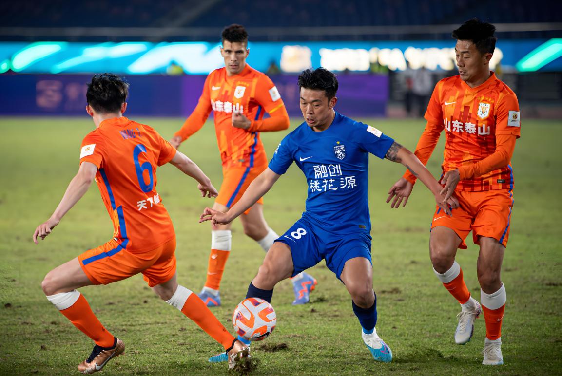 爱游戏体育官网-武汉三镇关键时刻临场应变上海久事止住颓势备战中超，现场解说直呼：今夜浙江稠州调整名单以备社区盾