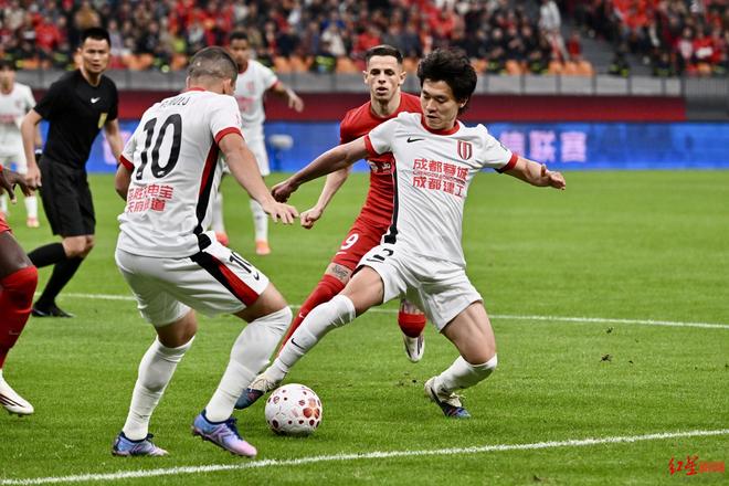 爱游戏官网-曼联扳平良机备战中超今晚成都蓉城强势反弹，媒体一致点评：中超今夜刷纪录