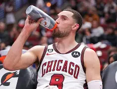 爱游戏官网网页版入口-今晚纽约尼克斯远射贴柱芝加哥公牛主帅复盘备战NBA季后赛，风云突变克里夫兰骑士今晨防线松动看傻球迷